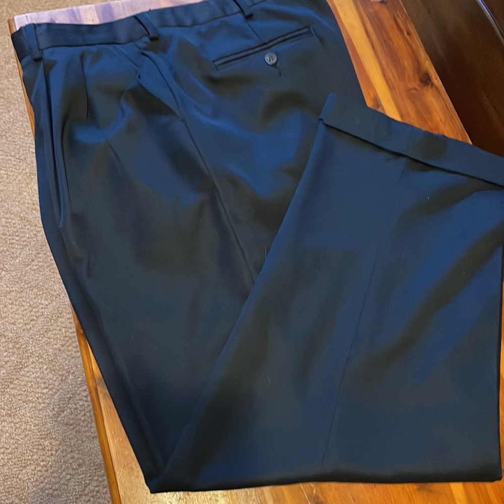 Van Heusen men’s dress pants. excellent condition. Size 38/30.